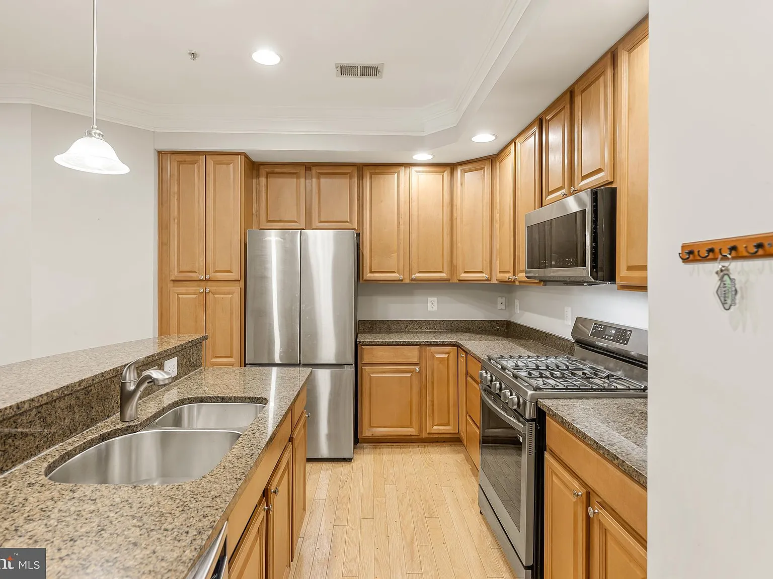 2 bed, 2.5 bath, 1650 sqft, $3,250 — Photo 2
