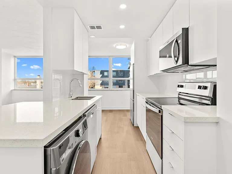 40 Tyndall Ave — Photo 1