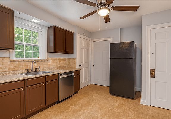 3rd image of 1120 Franklin Ave