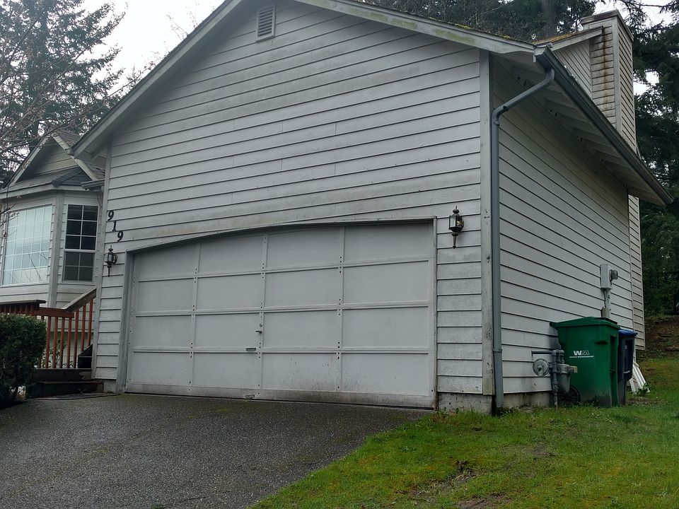 1st image of 919 NE Winston Dr