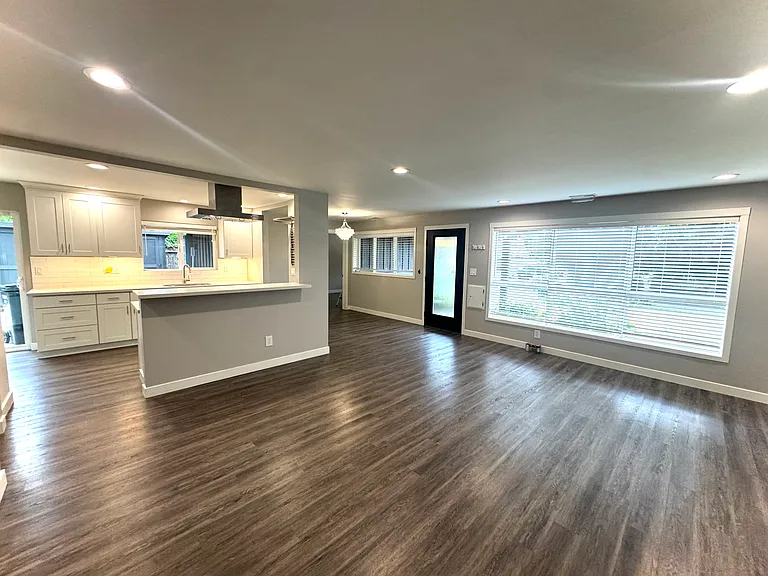 7513 28th Ave SW — Photo 2