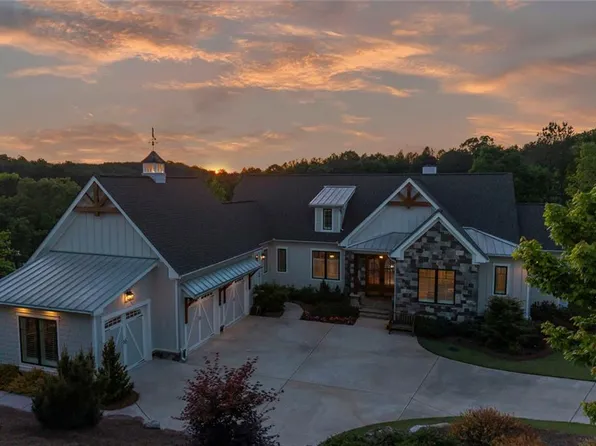 1634 Currahee Club Dr, Toccoa, GA 30577