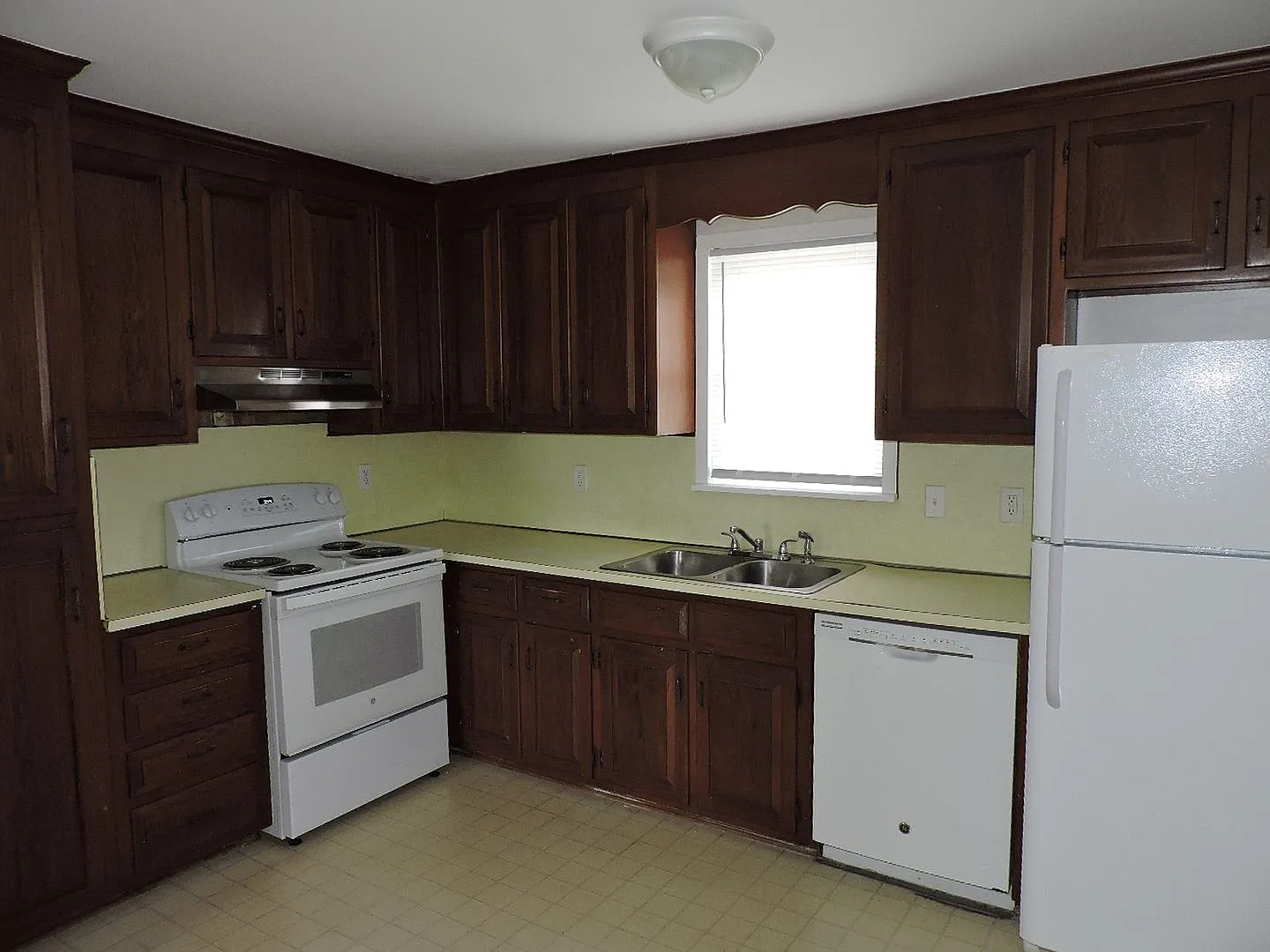 3 bed, 1.5 bath, 1800 sqft, $1,850 — Photo 4