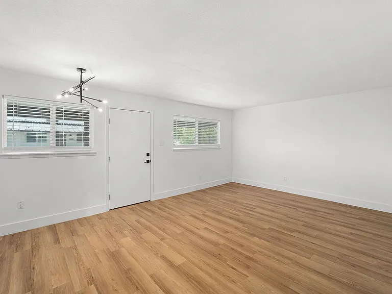 CrestHaus Apartments — Photo 6