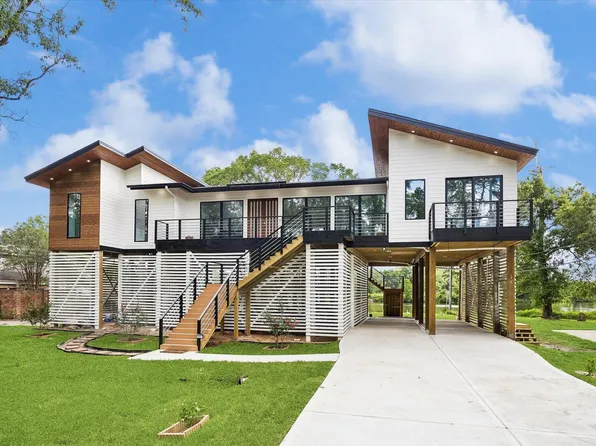 407 Brook Hollow Dr, Conroe, TX 77385