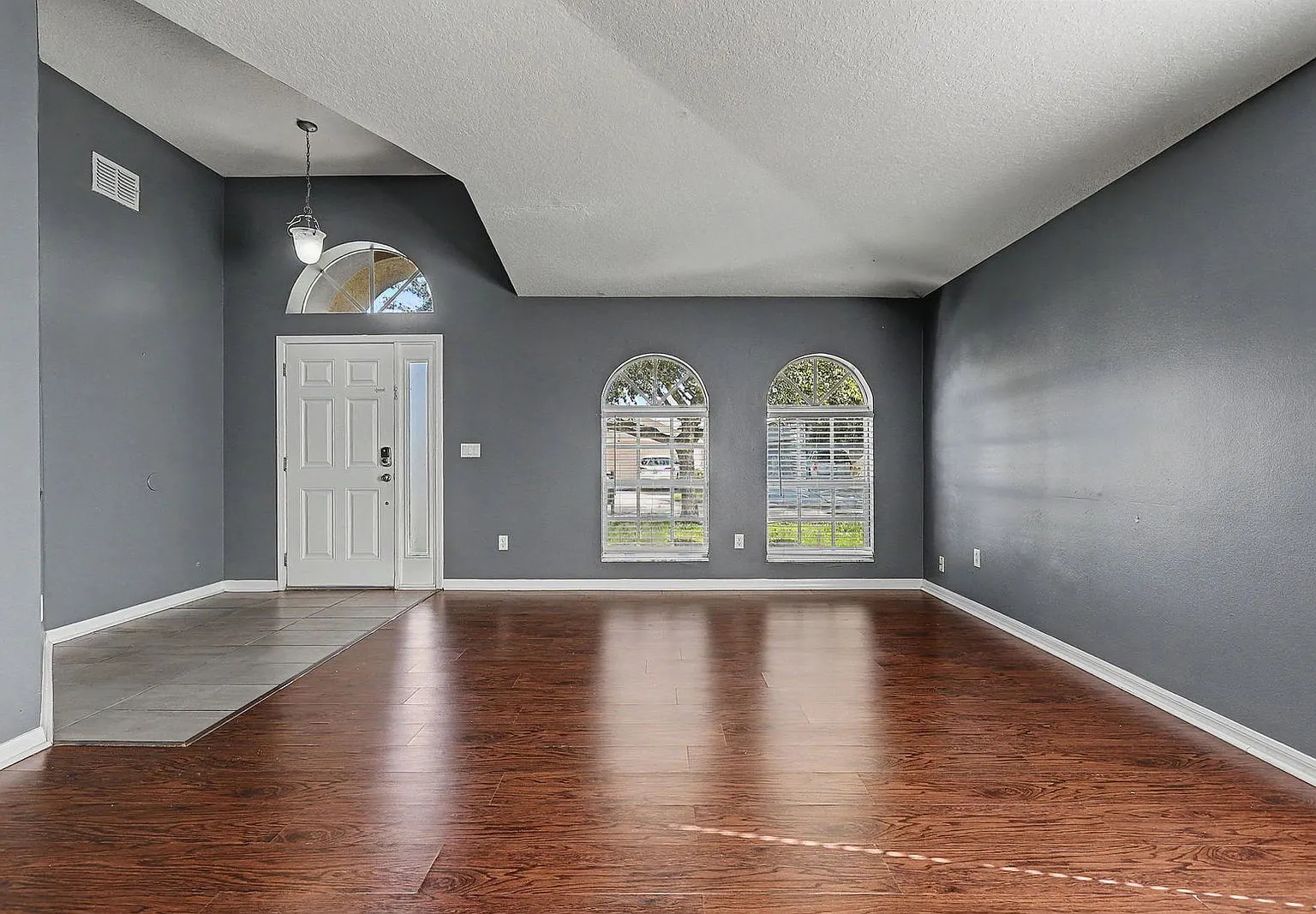 4 bed, 2.0 bath, 1979 sqft, $2,200 — Photo 3