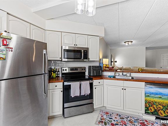 4th image of 290 Anderson St APT 2A