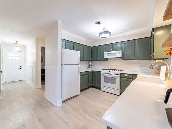 4th image of 210 Clinton St #B