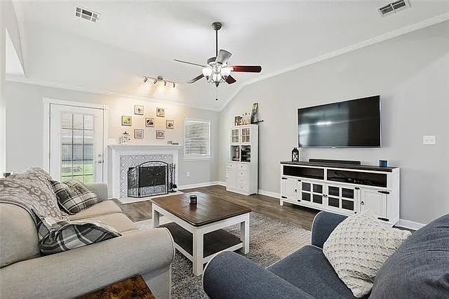 304 Balboa Dr — Photo 2