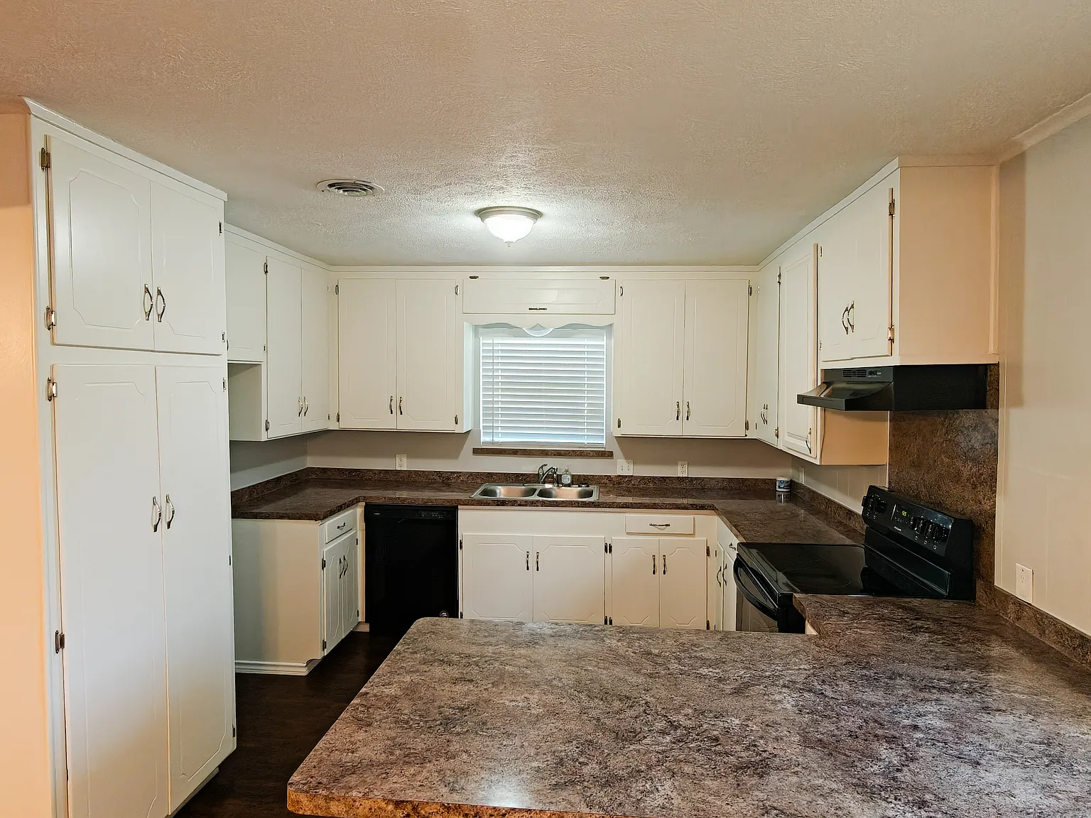 3 bed, 1676 sqft, $1,950 — Photo 2