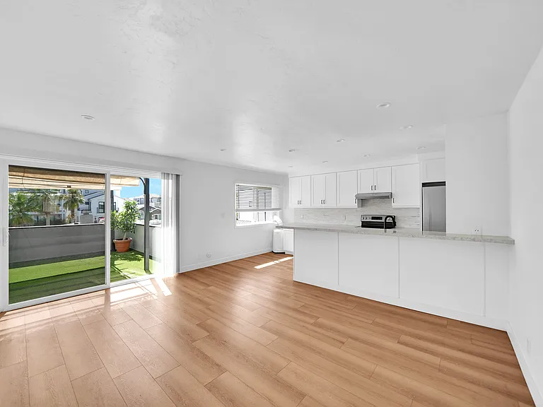 1024 W Balboa Blvd #C — Photo 3