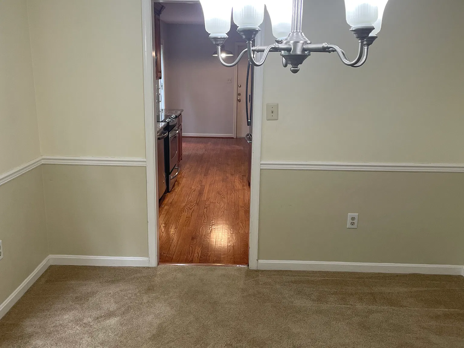 4 bed, 2.5 bath, 3000 sqft, $3,600 — Photo 2
