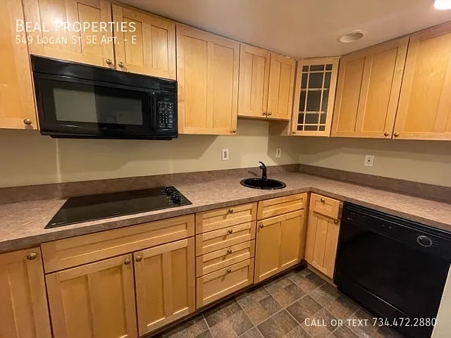 549 Logan St SE #E — Photo 8