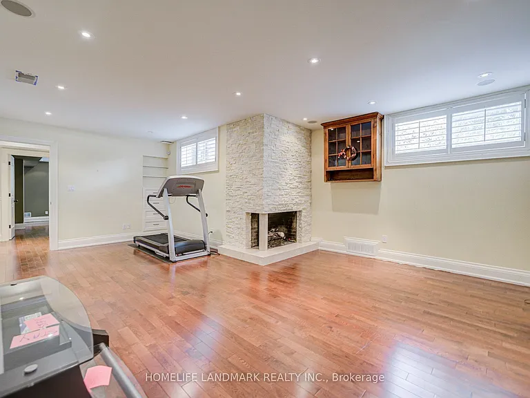 102 Stratford Cres — Photo 33