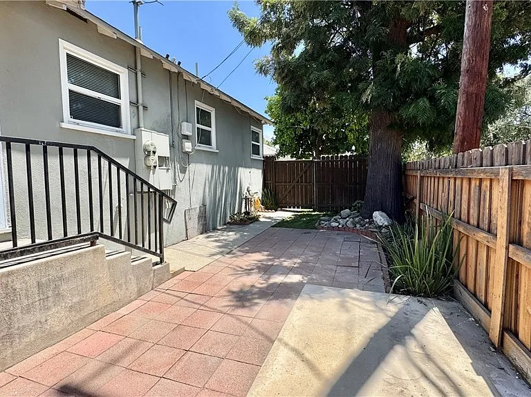 240 N Shamrock Ave — Photo 16
