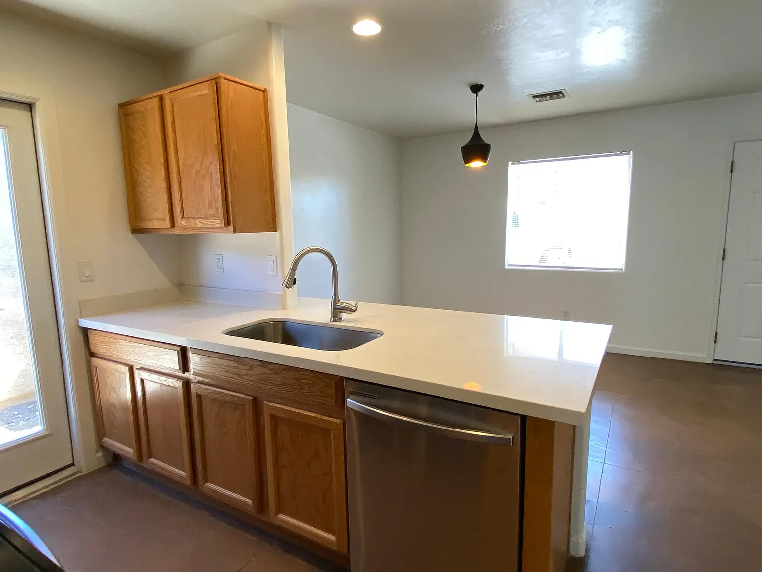 6 bed, 2200 sqft, $5,000 — Photo 4