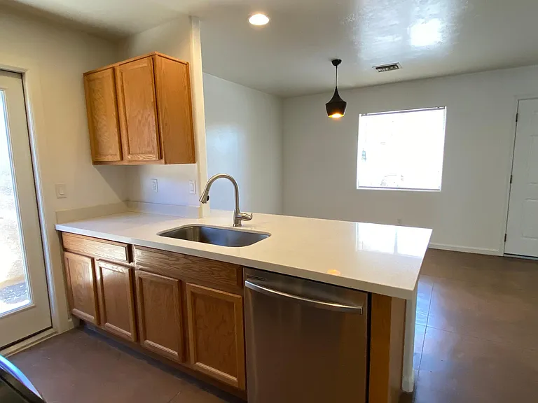123 E Adams St — Photo 4