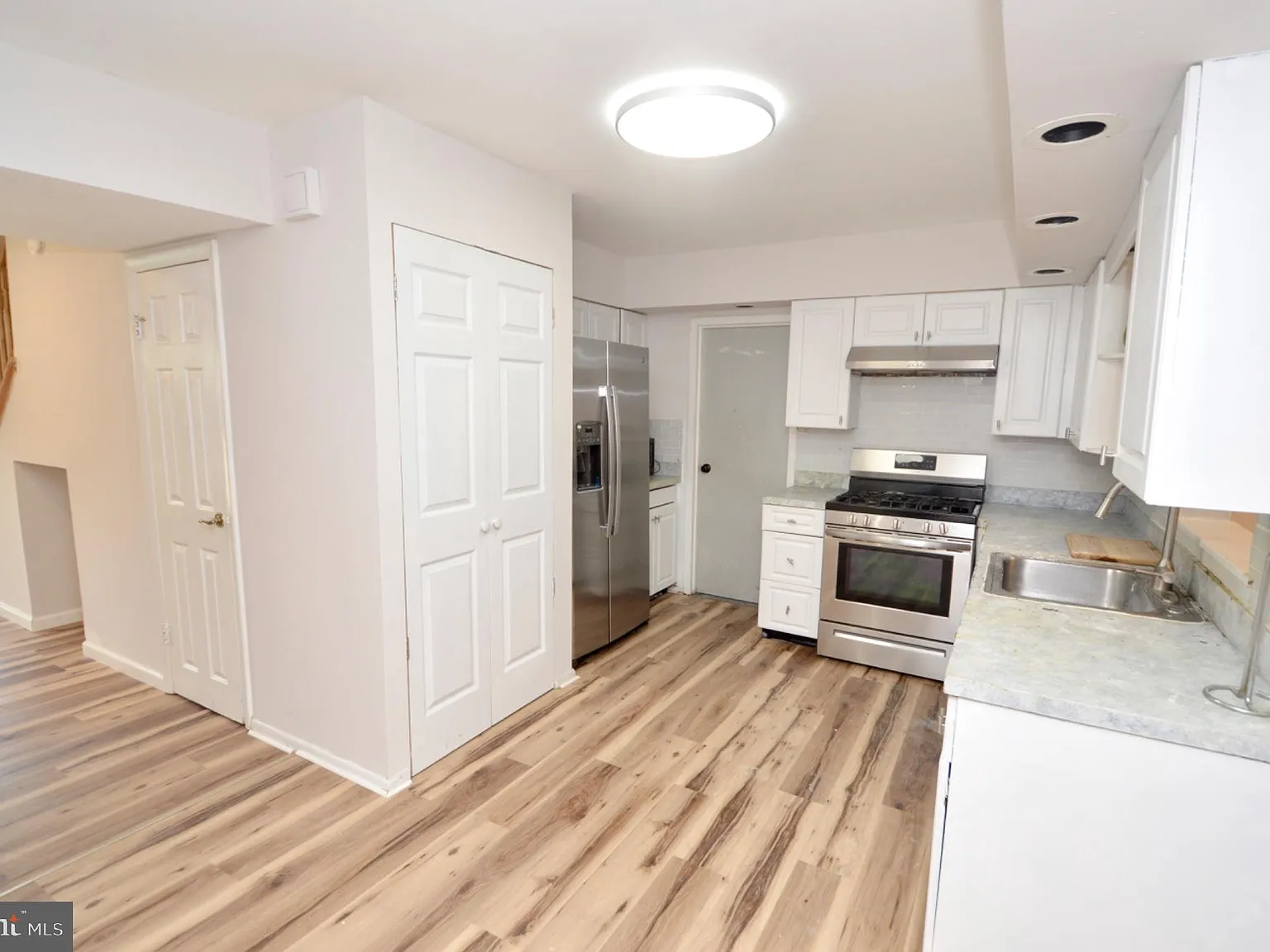 3 bed, 2.5 bath, 2048 sqft, $2,700 — Photo 4