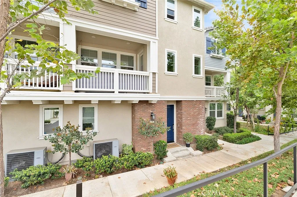 3 bed, 2.5 bath, 1643 sqft, $4,480 — Photo 3
