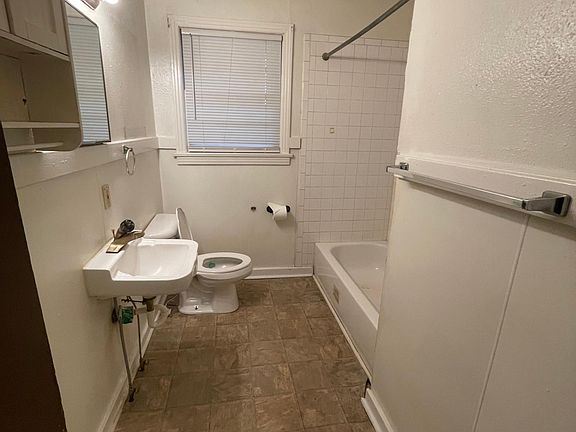 2nd image of 1001 N McGuire Ave #A