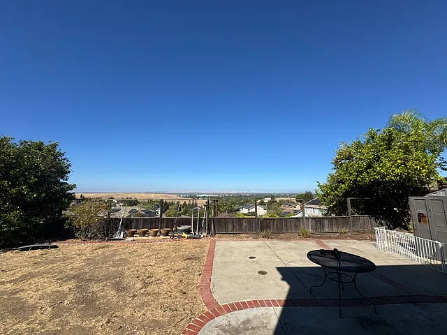6 bed, 3518 sqft, $4,495 — Photo 4