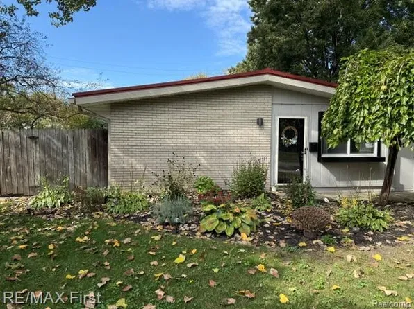 2641 13th St, Port Huron, MI 48060