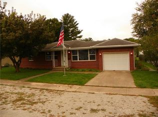 111 NW 3rd St, Casey, IL 62420