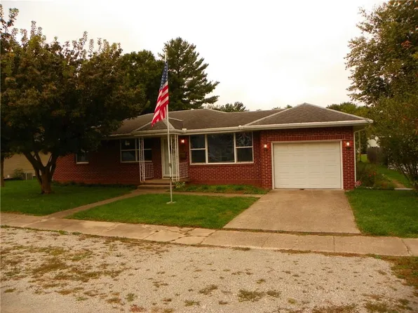 111 NW 3rd St, Casey, IL 62420