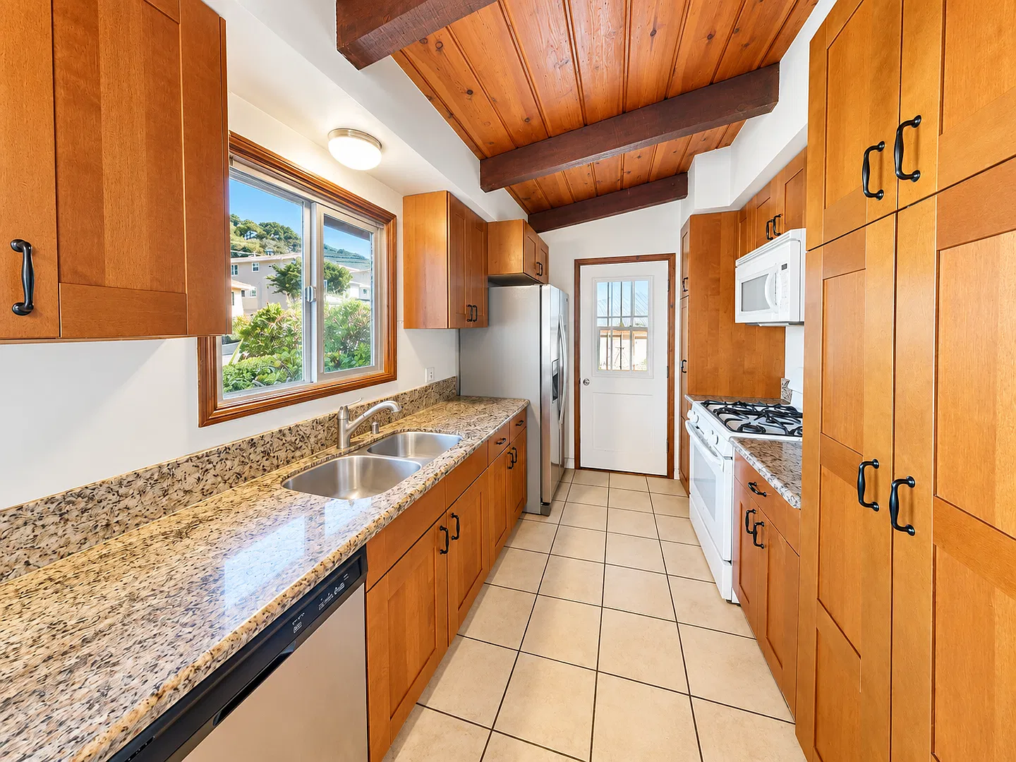 5 Rooms (4BD + Large "Den"), Covered Patio! — Photo 2