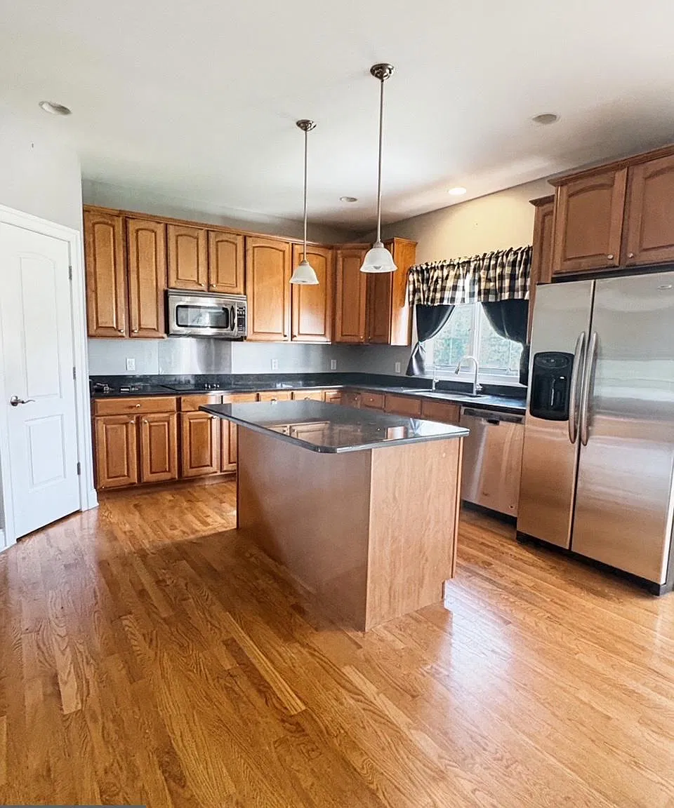 4 bed, 2.5 bath, 3100 sqft, $3,000 — Photo 4
