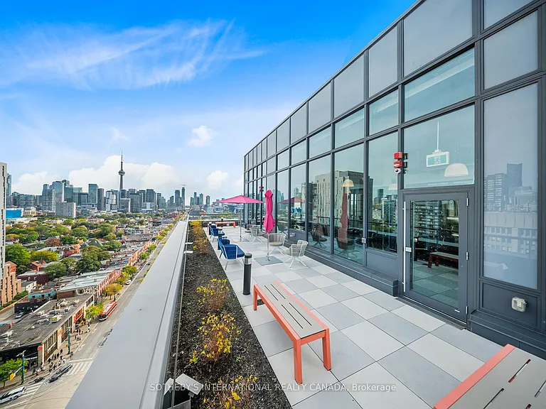 Spadina Ave — Photo 38