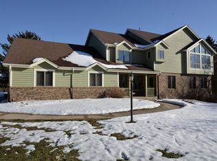 W310N6732 Chenequa Dr, Hartland, WI 53029