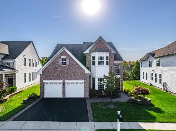 37 Delmore Dr S, Kendall Park, NJ 08824