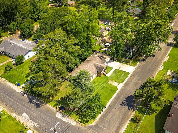 4th image of 404 E Mimosa St