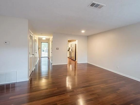 3rd image of 605 Wedgewood Dr