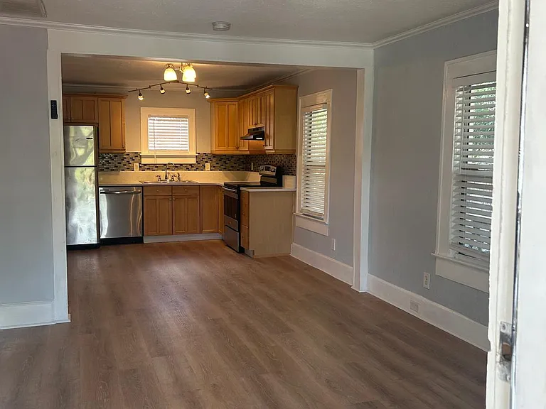 1420 Highland St N — Photo 2