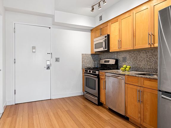 3rd image of 516 W 47th St APT N7j