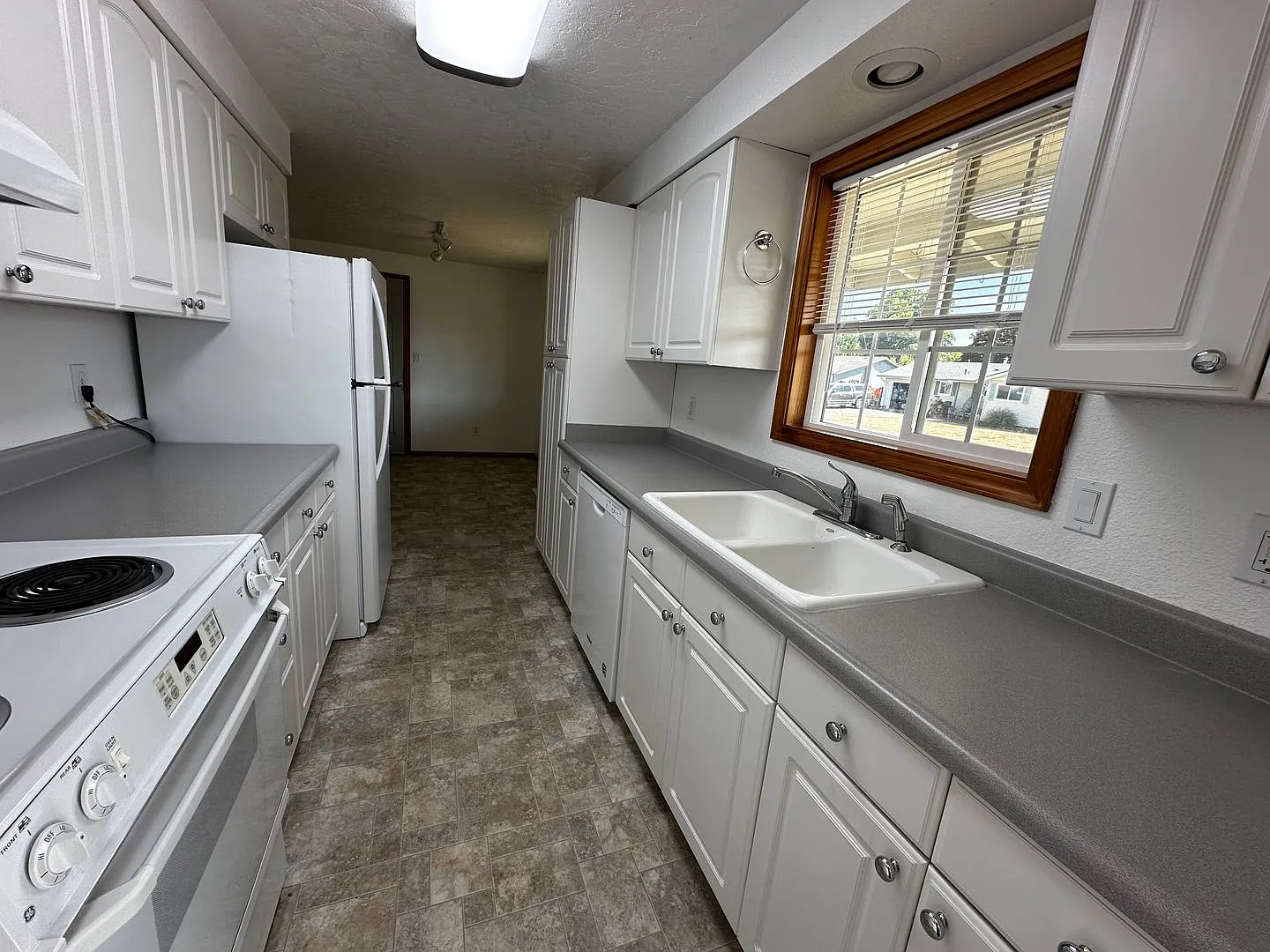 Nice 2 Bedroom Home With A Huge Fenced Back Yard In SE Albany — Photo 3