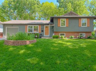 7113 Slater St, Prairie Village, KS 66204