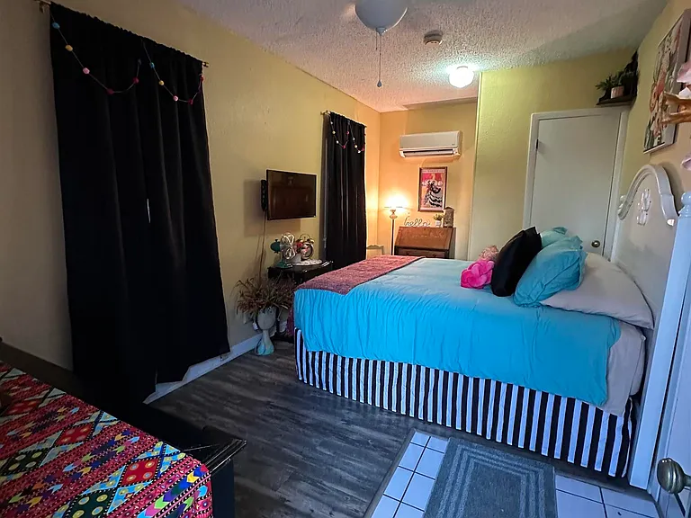 303 Morningside Dr — Photo 2