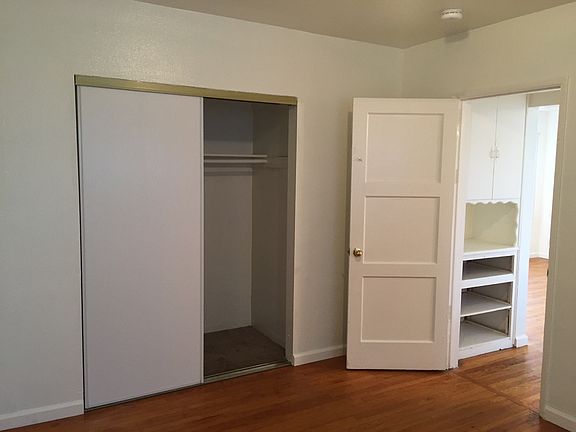 4th image of 821 1/2 W 82nd St