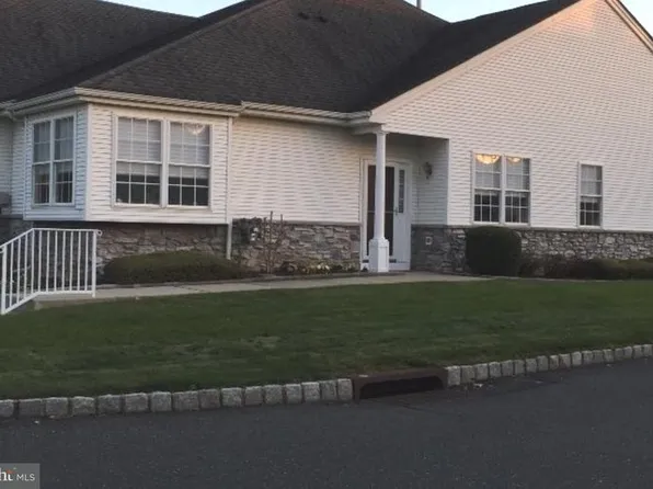 2 Meadowlark Dr, Hamilton, NJ 08690