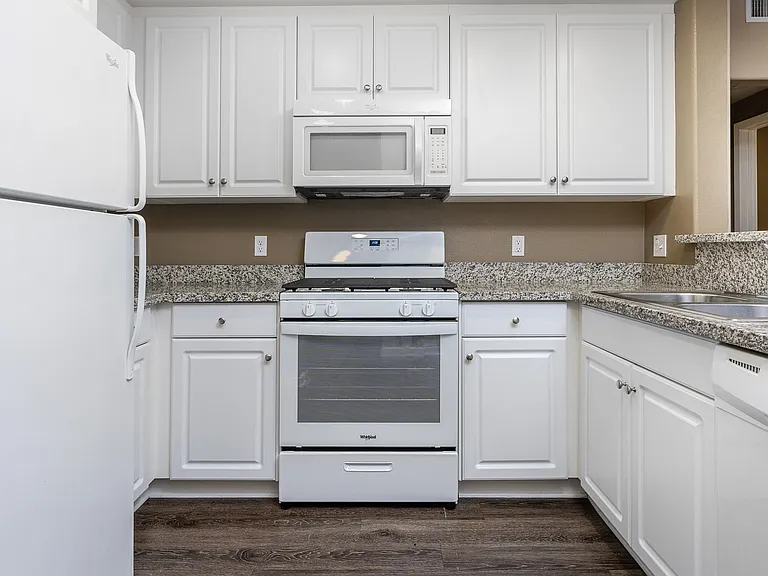 La Verne Village Luxury Apartment Homes — Photo 31