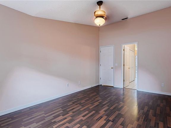 4th image of 484 Yorkshire Dr