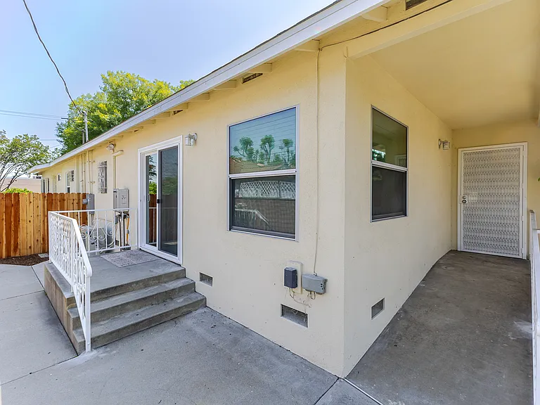 801 Elm Ave #B — Photo 2