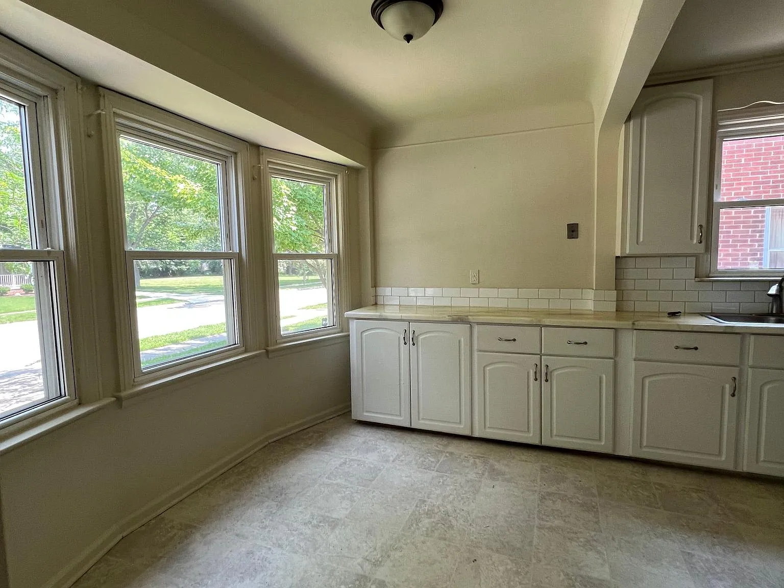 3 bed, 899 sqft, $1,500 — Photo 2
