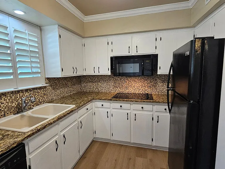 6033 Sandhurst Ln #D — Photo 20