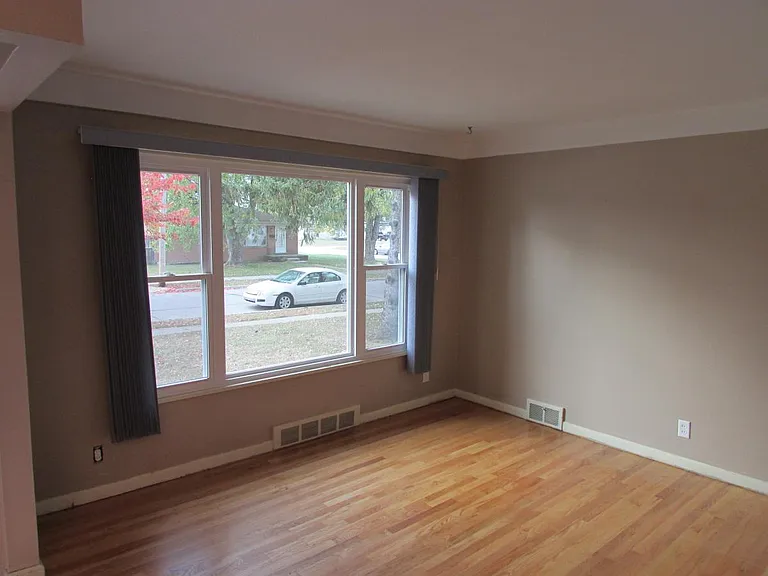 536 N Leona Ave — Photo 6
