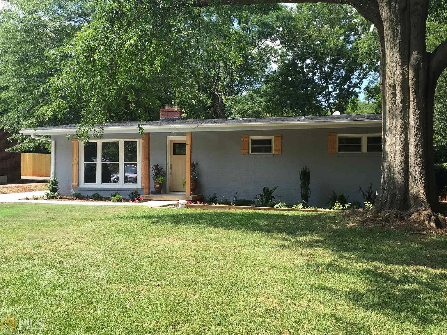 163 Riverdale Dr photo 1