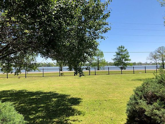 3rd image of 129 Lakeside Ct